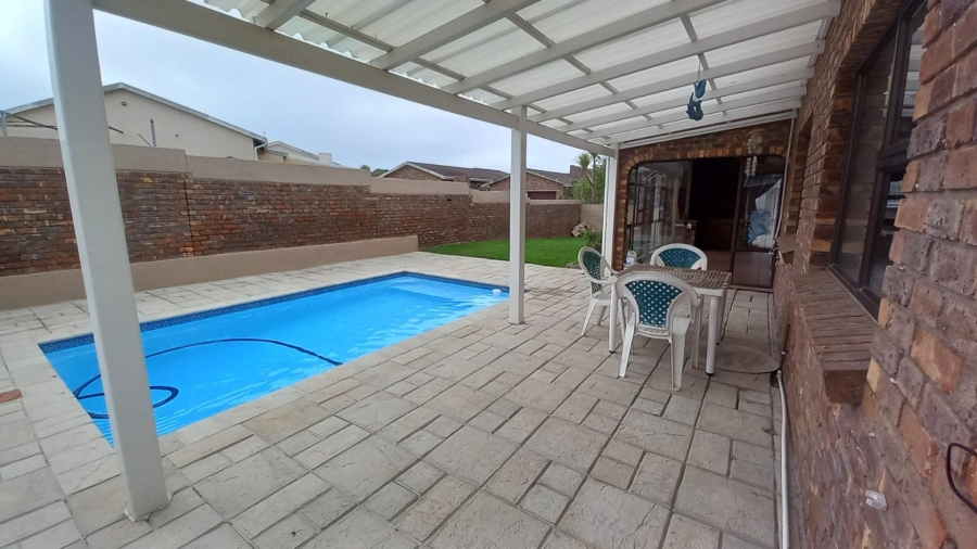 4 Bedroom Property for Sale in Wavecrest Eastern Cape